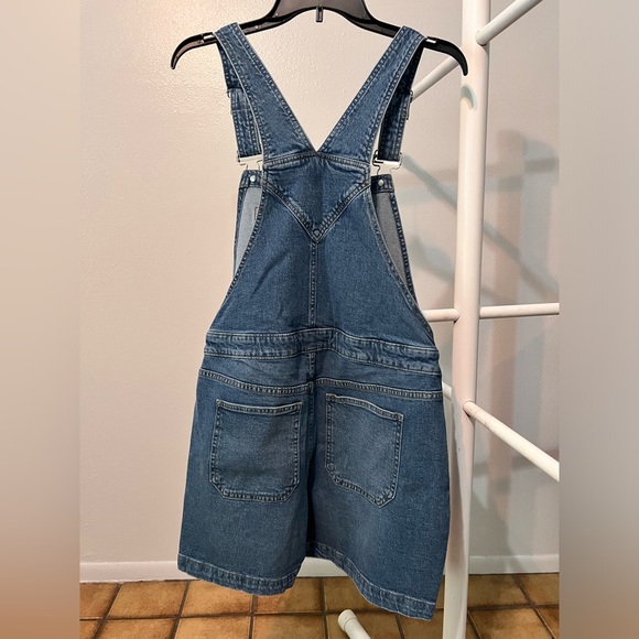 GAP summer 2025 style! Denim light wash Blue Women's Overalls shorts - Picture 2 of 10